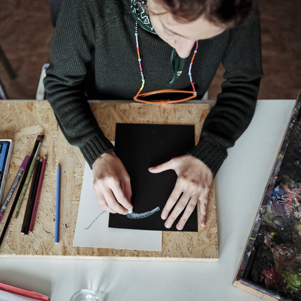 Künstlerische Selbsterfahrung beim Malen und Gestalten im Atelier in Berlin